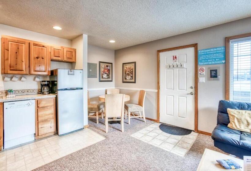 Отель Beaches Inn | Sand Dune Townhouse