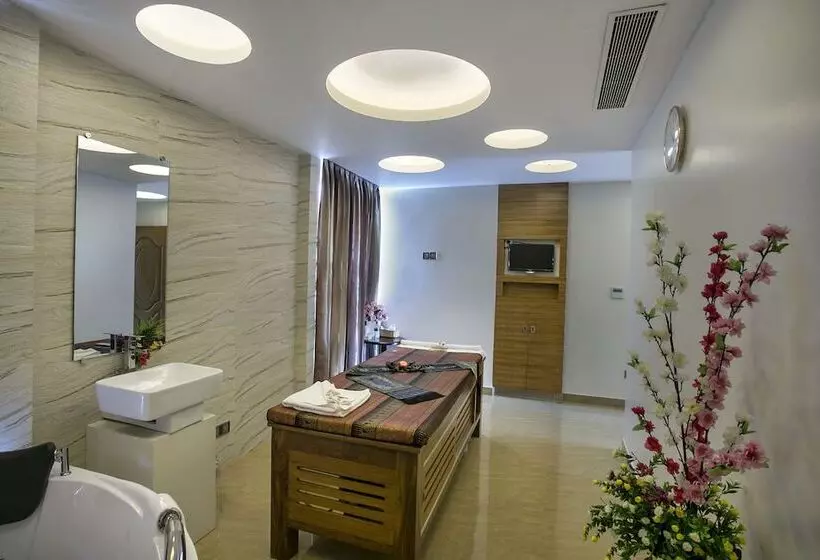 Fars Hotel & Resorts Bar Buffet Pool Spa