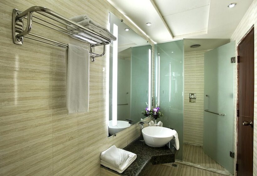 Fars Hotel & Resorts   Bar Buffet Pool Spa