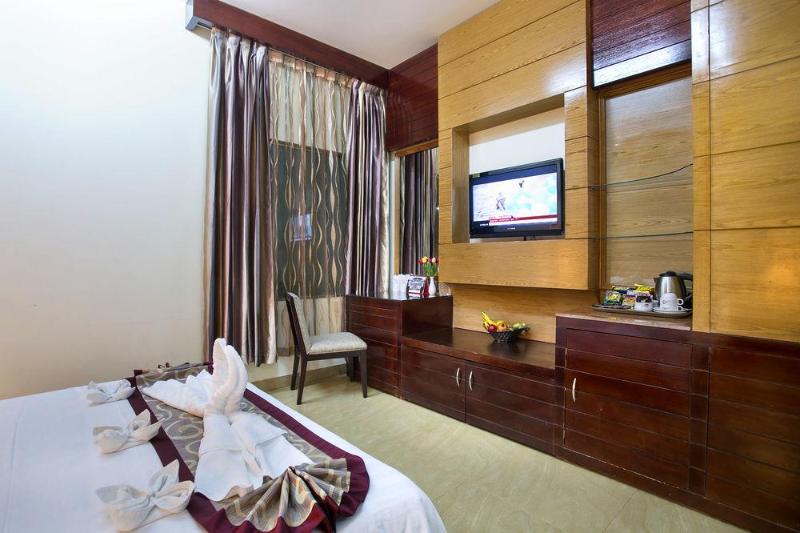 Fars Hotel & Resorts   Bar Buffet Pool Spa