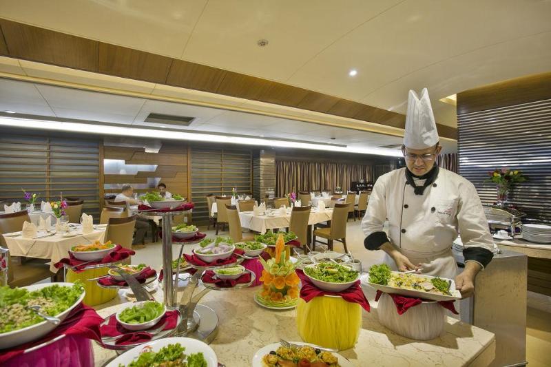 Fars Hotel & Resorts   Bar Buffet Pool Spa