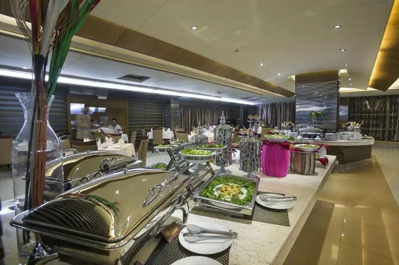 Fars Hotel & Resorts Bar Buffet Pool Spa