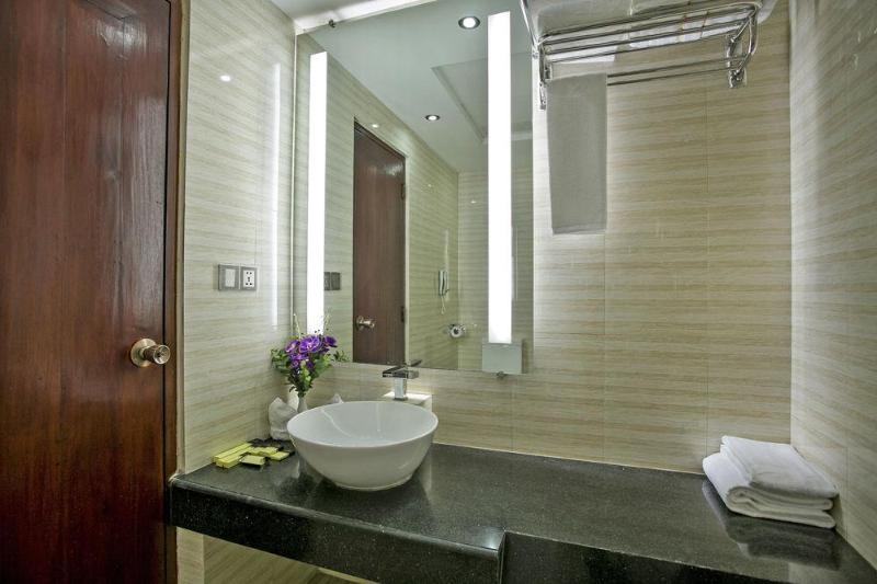 Fars Hotel & Resorts   Bar Buffet Pool Spa