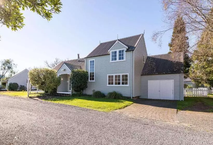 هتل Huka Falls Resort