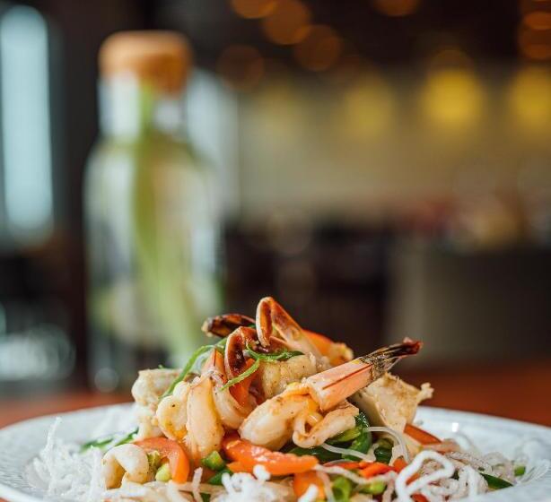 هتل The Peninsula Chittagong Limited