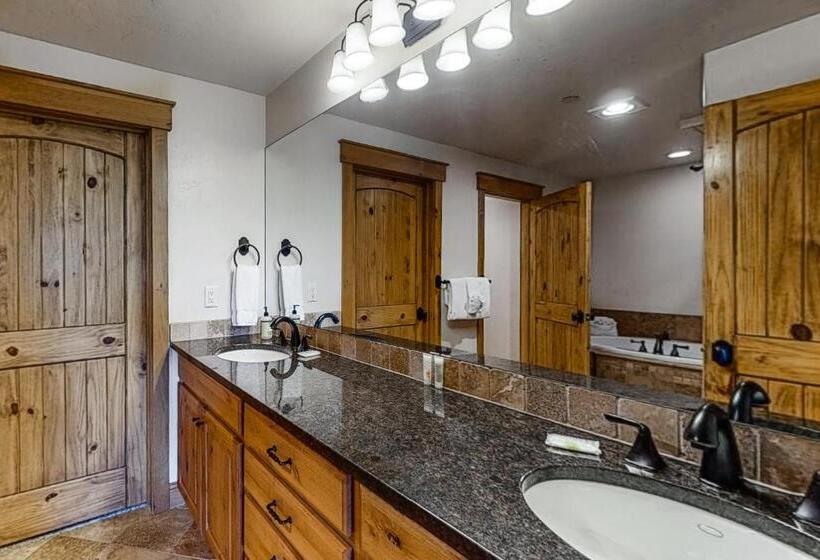 هتل Mountain Retreat On 1st