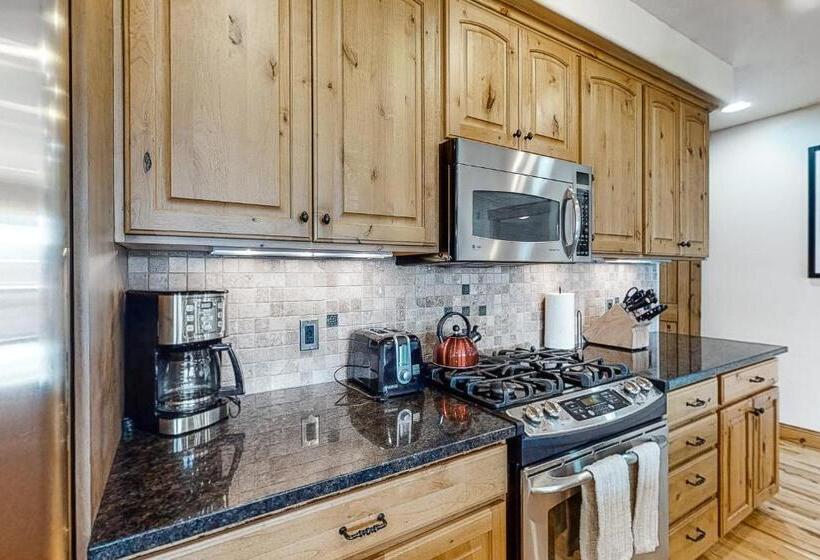 هتل Mountain Retreat On 1st