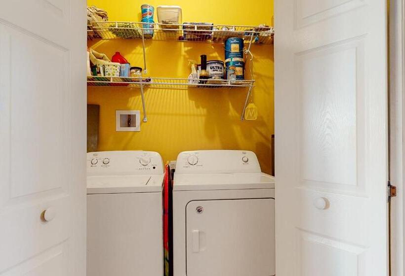 فندق Folly Me To The Beach!