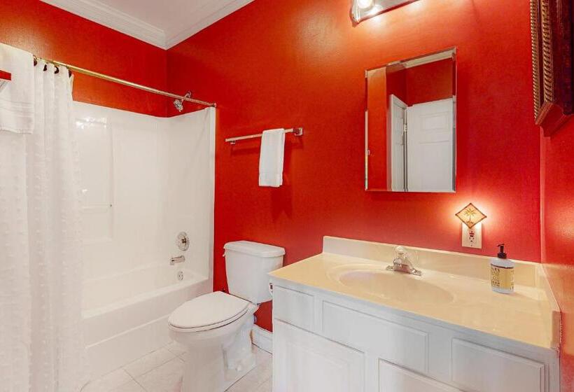 فندق Folly Me To The Beach!