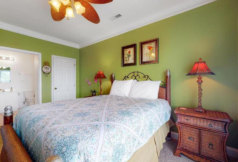 فندق Folly Me To The Beach!