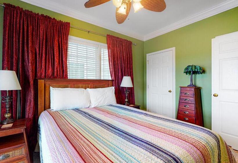 فندق Folly Me To The Beach!