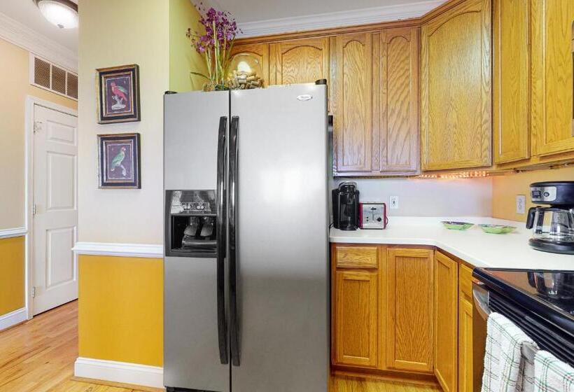 فندق Folly Me To The Beach!