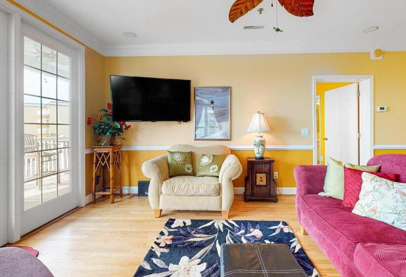 فندق Folly Me To The Beach!