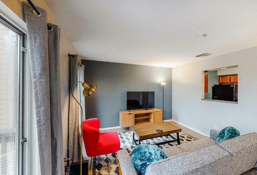 هتل Rollin On The River