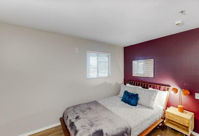 هتل Rollin On The River