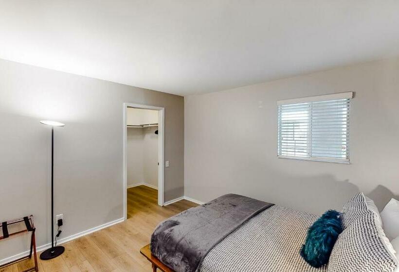 هتل Rollin On The River