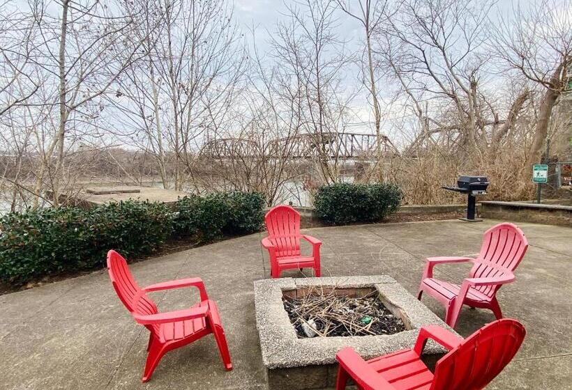 هتل Rollin On The River