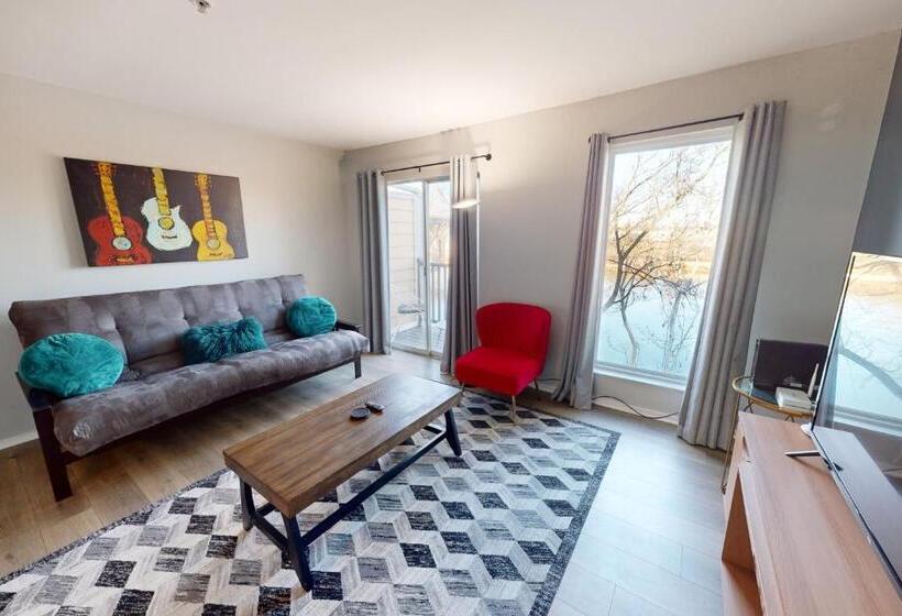 هتل Rollin On The River