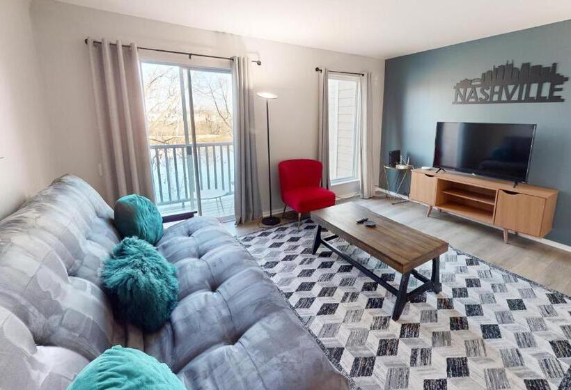 هتل Rollin On The River