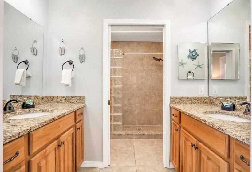 فندق Sea Breeze 702