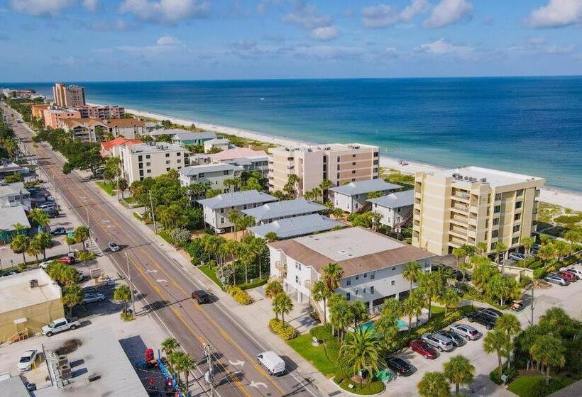 Отель Beach On The Rocks