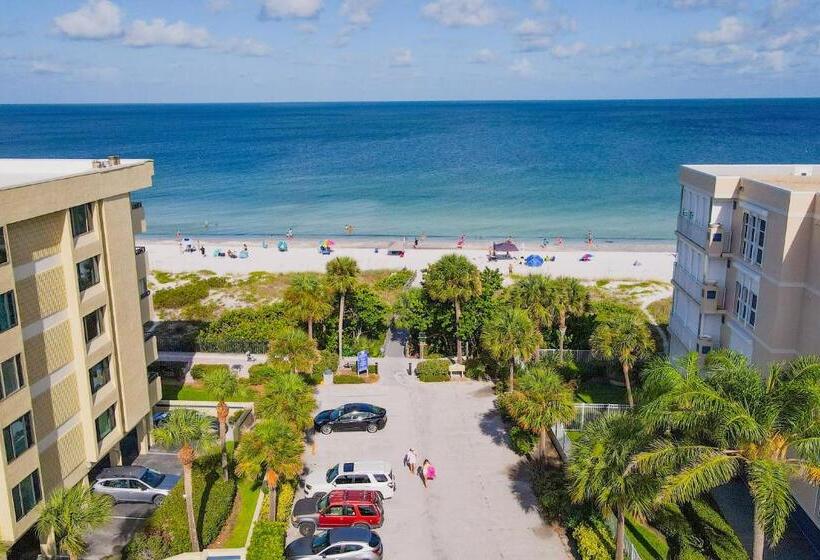 Отель Beach On The Rocks