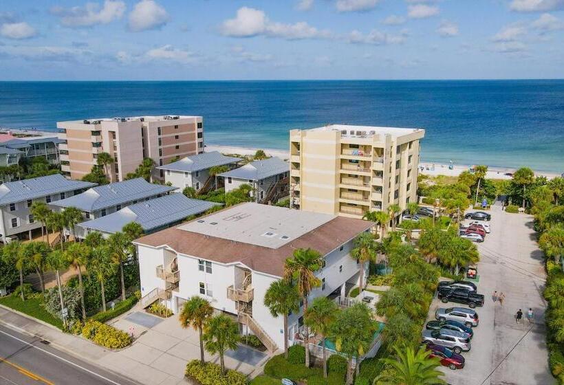 Отель Beach On The Rocks