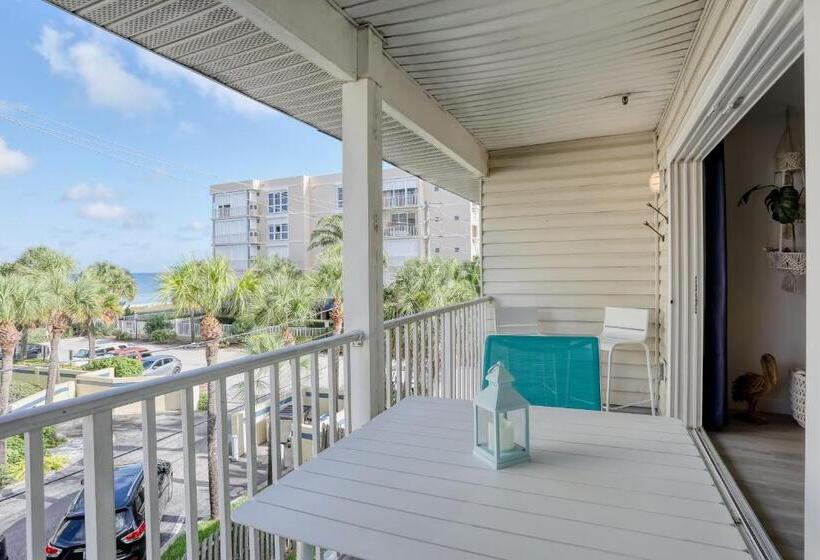 Отель Beach On The Rocks