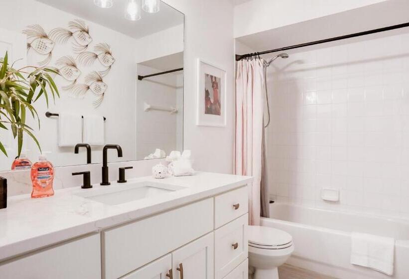 Отель Beach On The Rocks