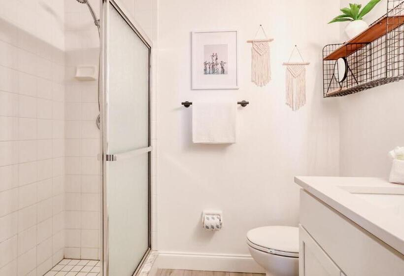 Отель Beach On The Rocks