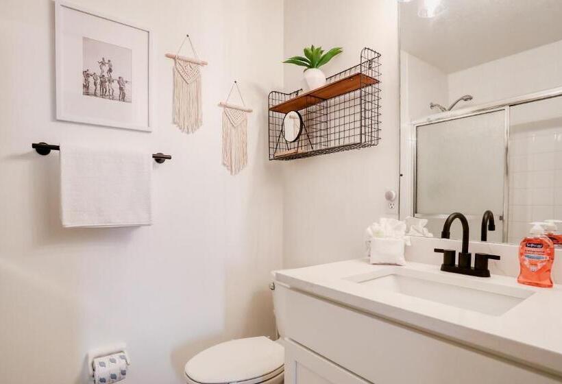 Отель Beach On The Rocks