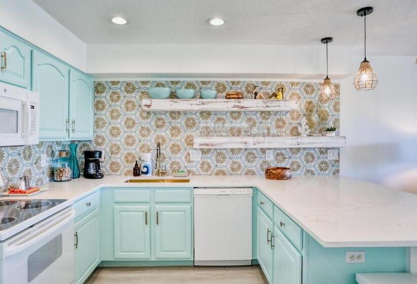 Отель Beach On The Rocks