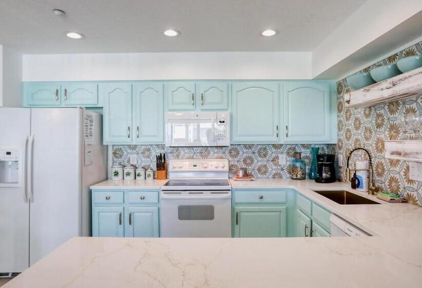 Отель Beach On The Rocks