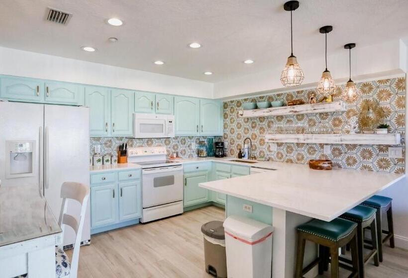 Отель Beach On The Rocks