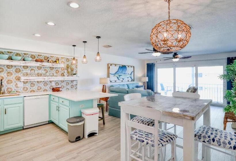 Отель Beach On The Rocks