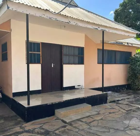 ペンション Private Master Bedrooms With Wi Fi Internet In Tanga Town