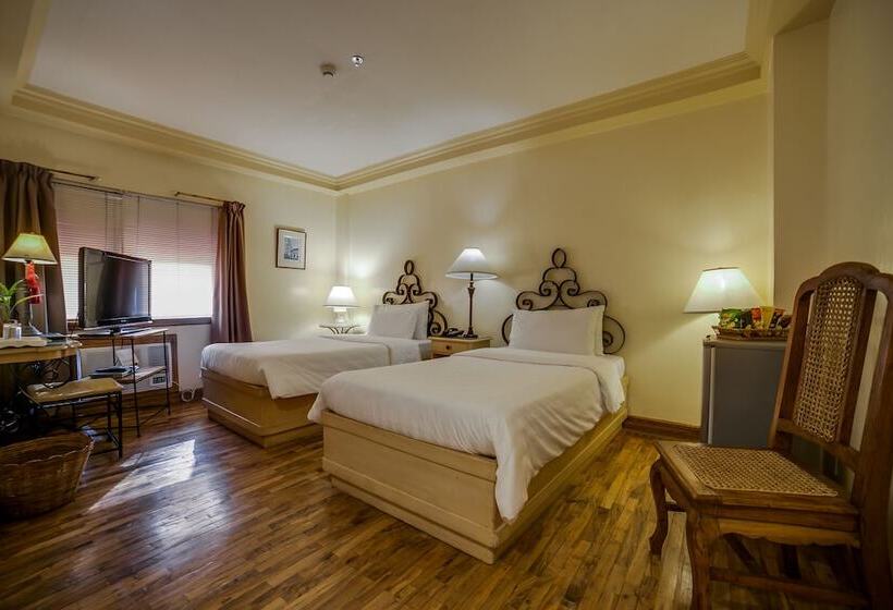 בית מלון כפרי Roxas President S Inn