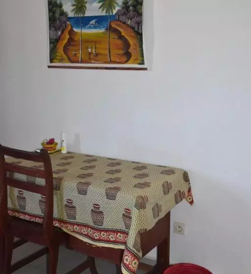 تختخواب و صبحانه Centre Lucien Botovasoa