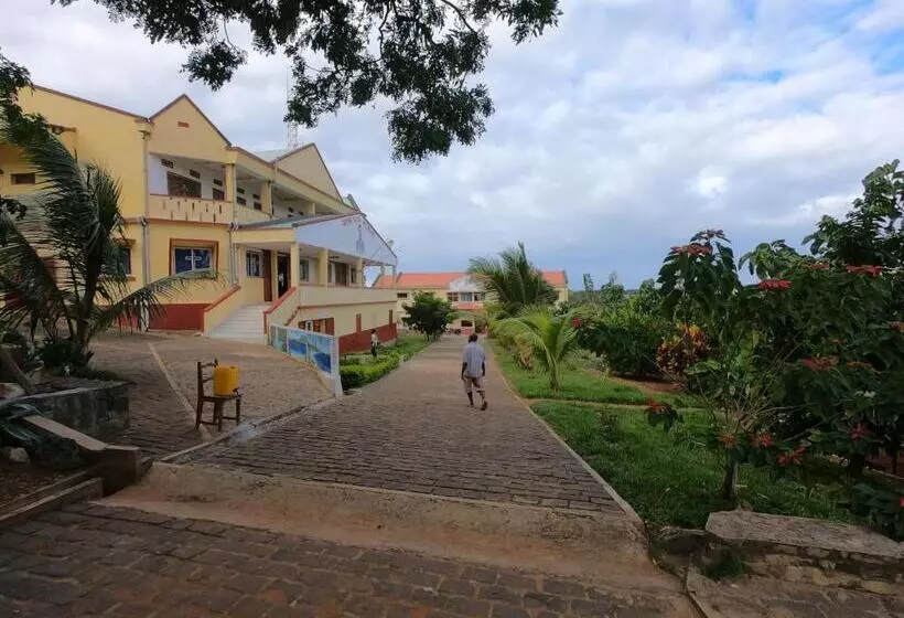 تختخواب و صبحانه Centre Lucien Botovasoa