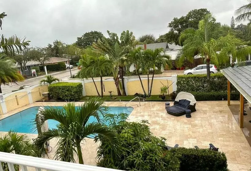 Capri Inn & Apartments