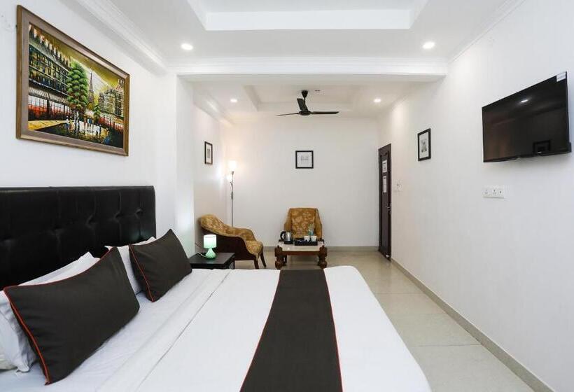 Collection O Hotel Residency Near Dwarka Sector 21 Metro Station