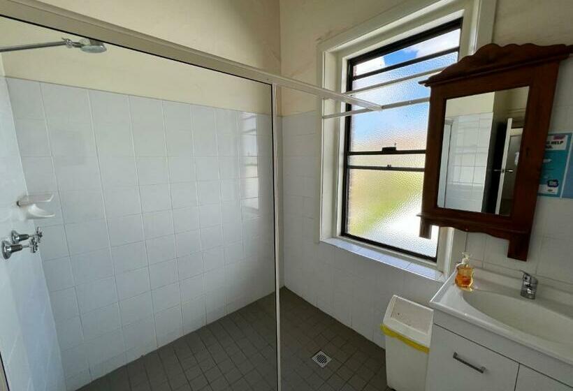 Отель Black Lion Inn