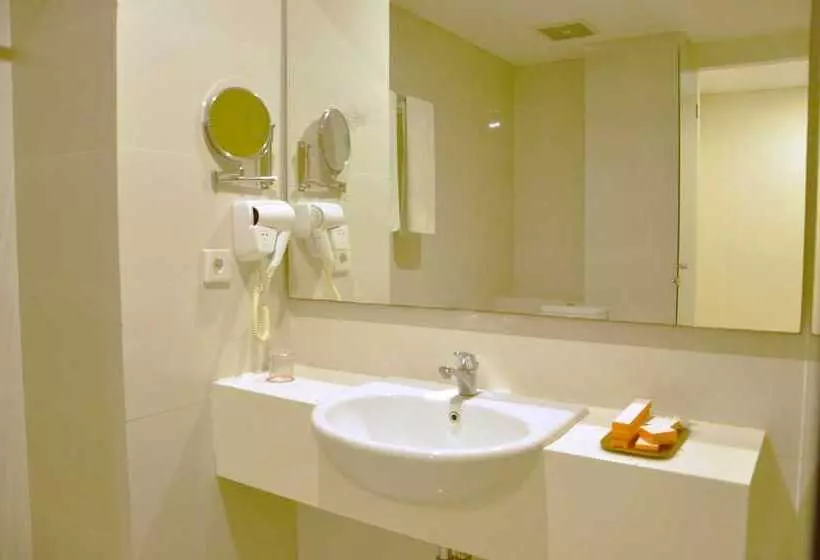 فندق Everbright Ambon