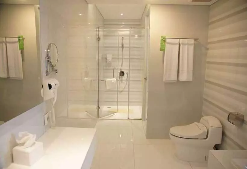 فندق Everbright Ambon