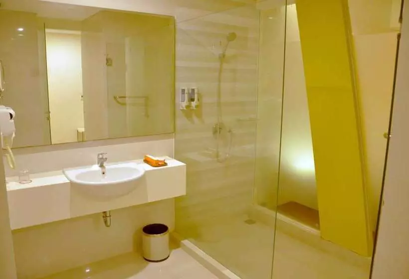 فندق Everbright Ambon