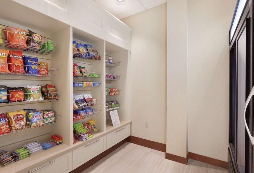 Отель Hilton Garden Inn Rochester Downtown, Ny