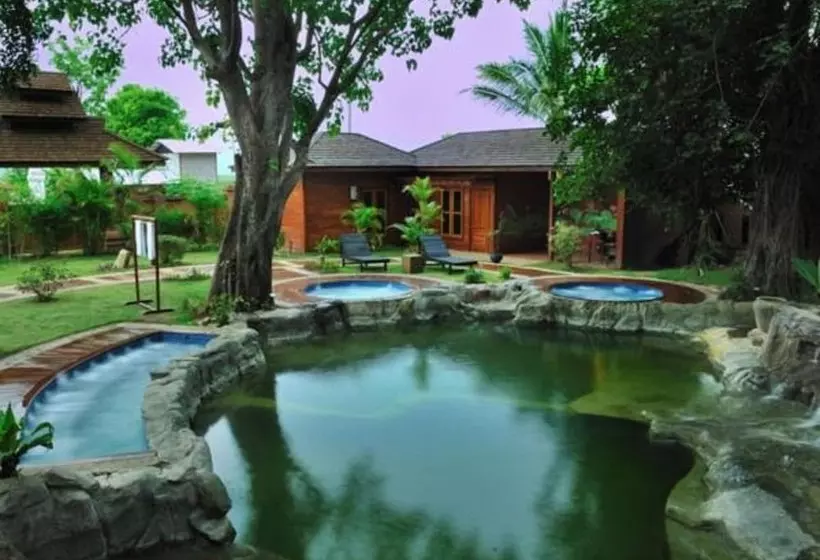 هتل Pristine Lotus Resort