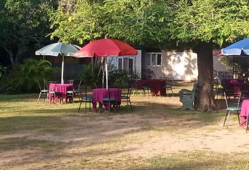 ベッドアンドブレックファースト Visaka Hotel   Kataragama