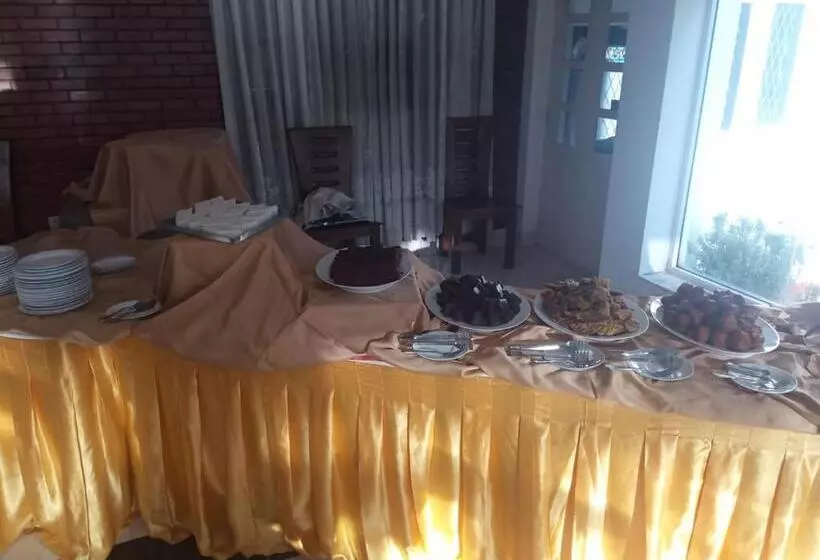 ベッドアンドブレックファースト Visaka Hotel   Kataragama