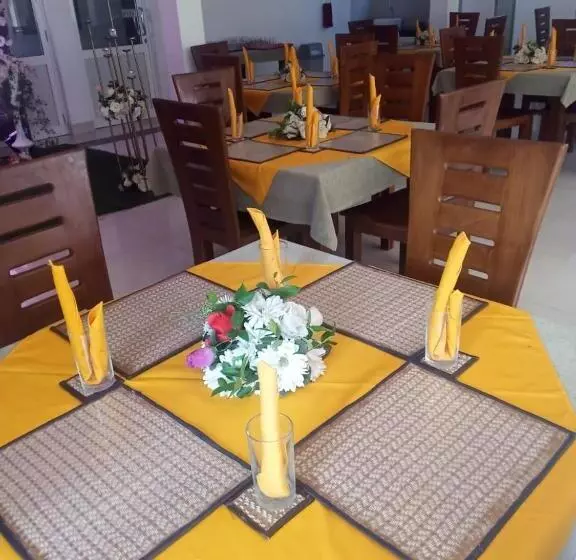ベッドアンドブレックファースト Visaka Hotel   Kataragama